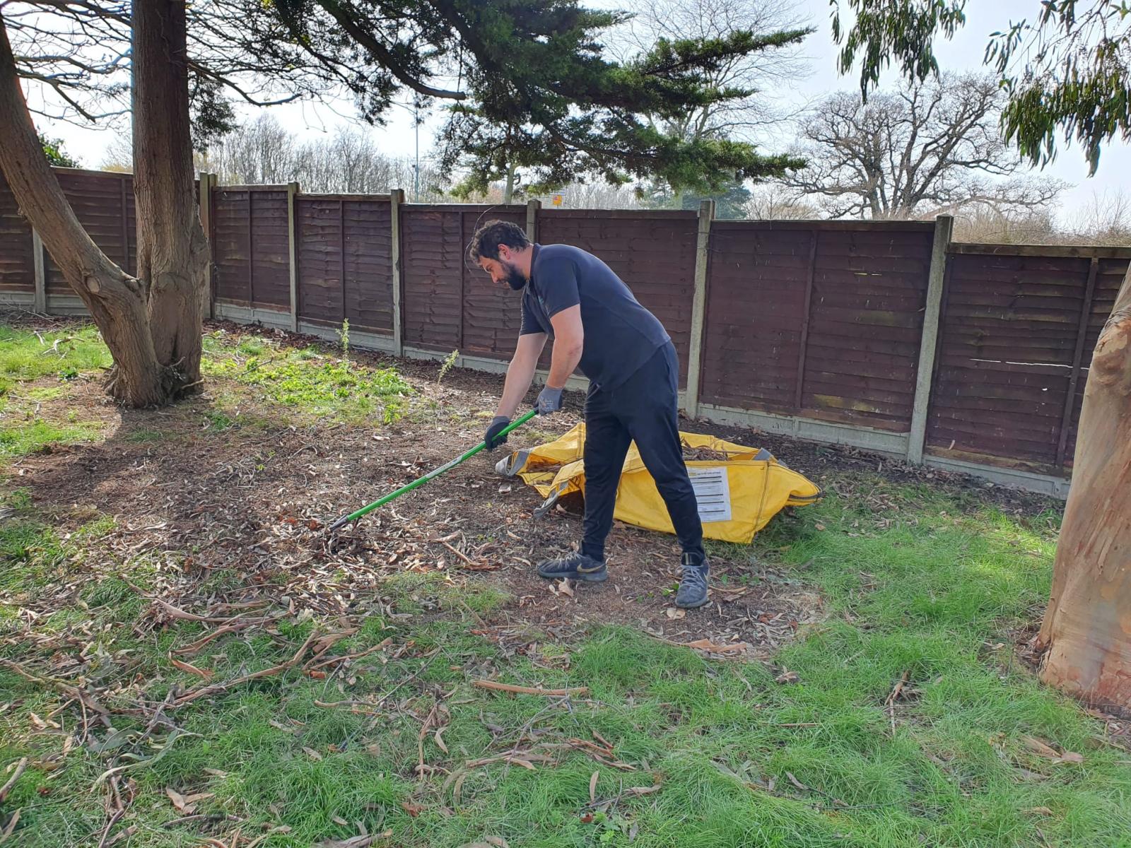 Garden Waste Collection Loughton IG10 by Happy Services London