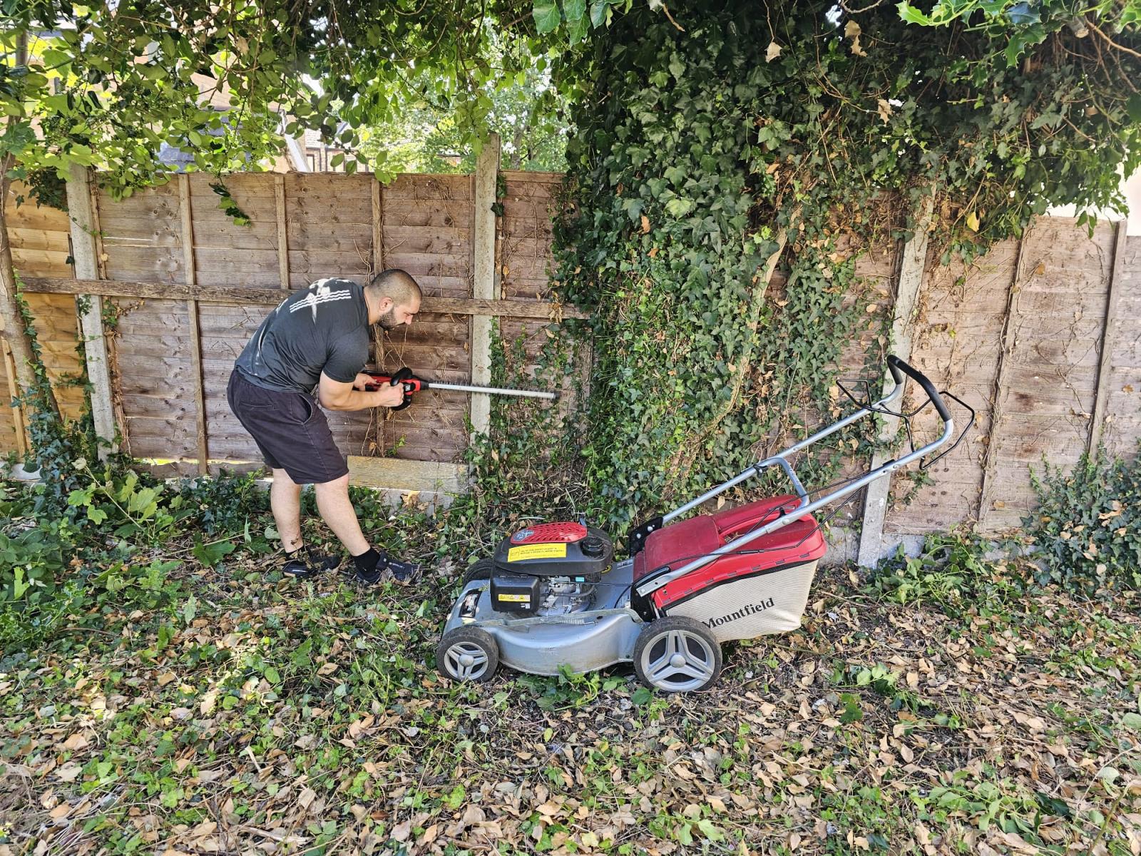 London Garden Bush Trimming by Happy Services London